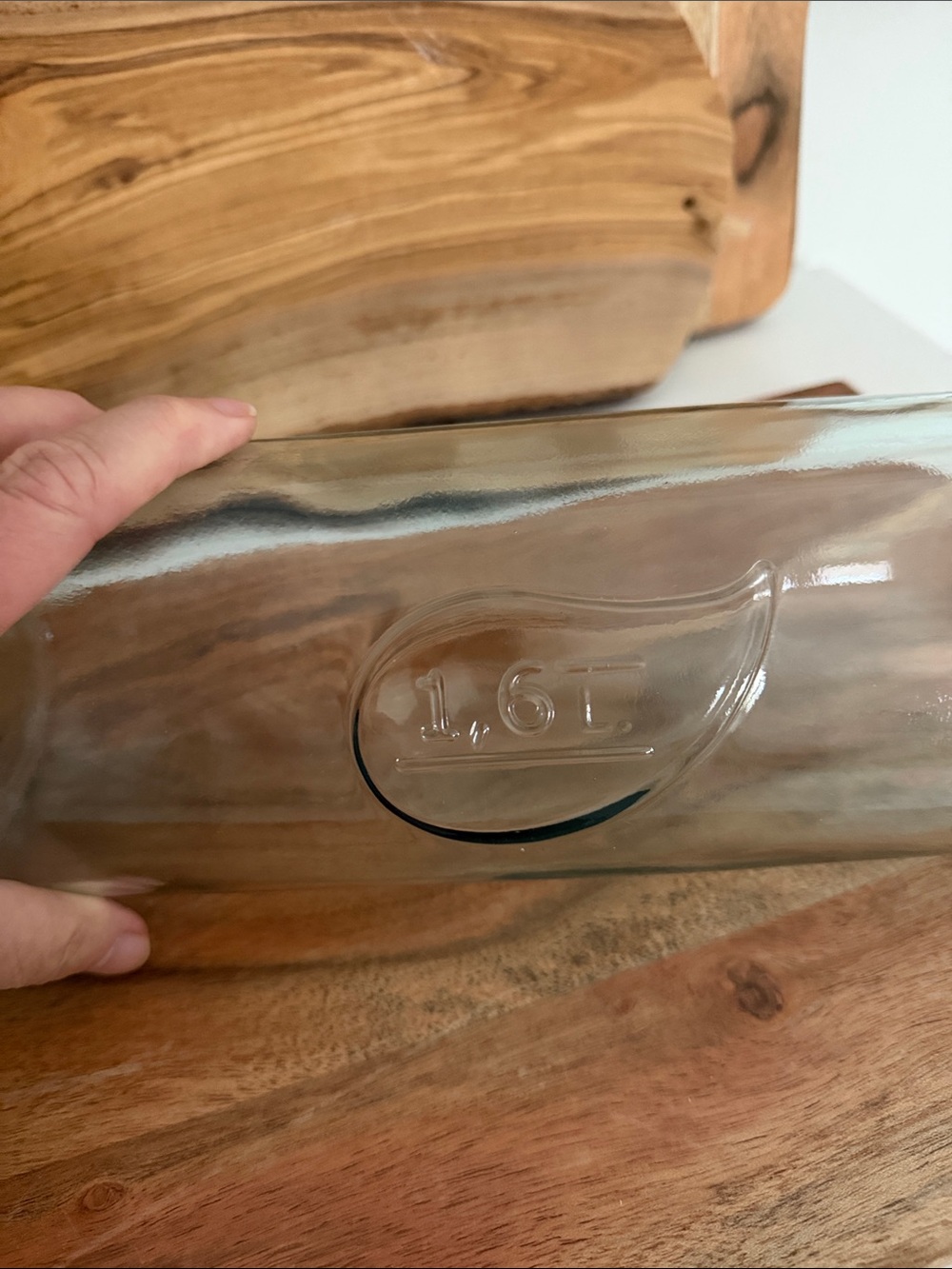 Videos San Miguel 1.6L w/ Embossed Teardrop Emblem Recycled Glass Bottle No Lid - Picture 4 of 5
